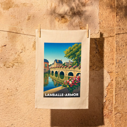 Torchon souvenir de la ville de Lamballe-Armor avec une illustration stylisée d'un pont fleuri.