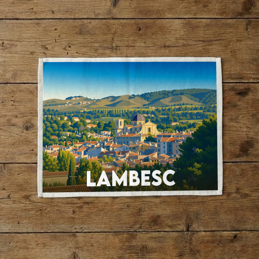 Torchon souvenir de la ville de Lambesc avec une illustration stylisée du village provençal.