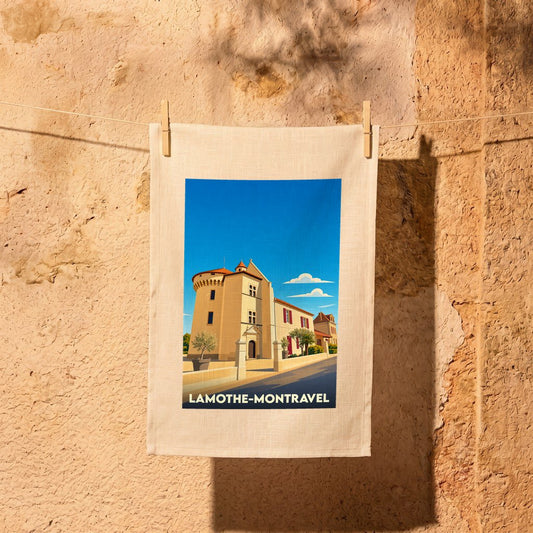 Torchon souvenir de Lamothe-Montravel avec une illustration stylisée de la ville.