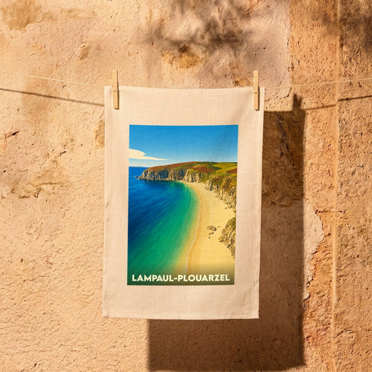 Torchon souvenir de la ville de Lampaul-Plouarzel avec une illustration stylisée d'une plage bretonne.