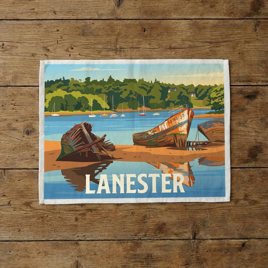 Torchon souvenir de la ville de Lanester avec une illustration stylisée de son cimetière de bateaux.