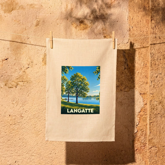 Torchon de cuisine souvenir de la ville de Langatte avec une illustration stylisée d'un paysage lacustre.
