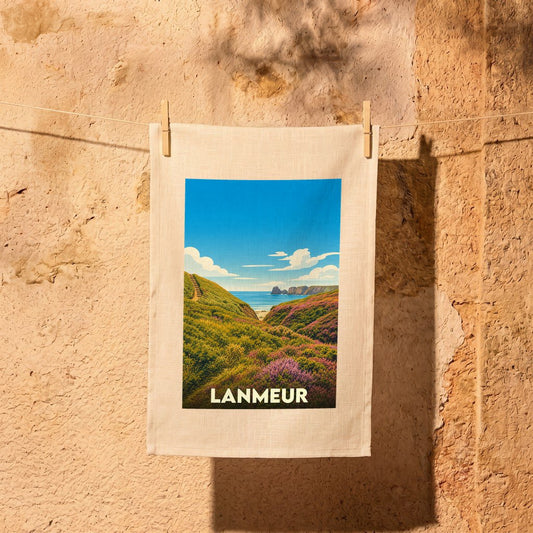 Torchon souvenir de la ville de Lanmeur avec une illustration stylisée d'un paysage côtier fleuri.