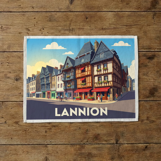 Torchon souvenir de la ville de Lannion avec une illustration stylisée de ses maisons à colombages.