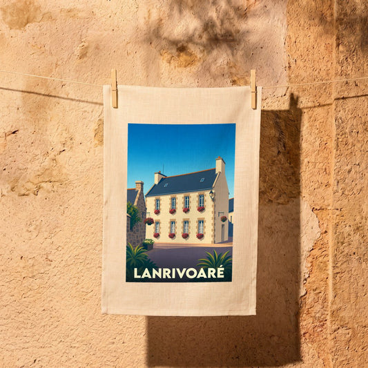 Torchon souvenir de la ville de Lanrivoaré illustrant une maison traditionnelle bretonne sous un ciel bleu.