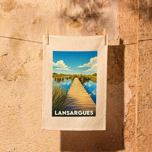 Torchon souvenir de la ville de Lansargues avec une illustration stylisée d'un ponton sur les étangs.