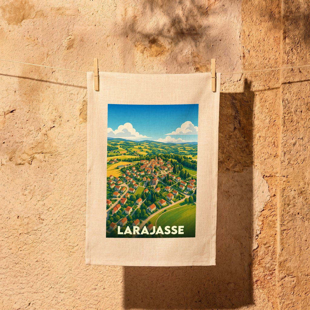 Torchon souvenir de la ville de Larajasse avec une illustration stylisée d'un paysage de campagne.