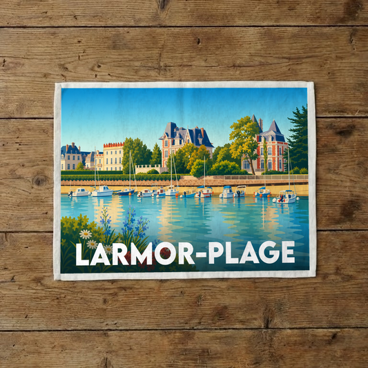 Torchon souvenir de la ville de Larmor-Plage avec une illustration stylisée de son front de mer et de ses bateaux.