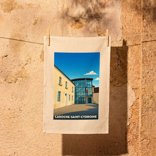 Torchon souvenir de la ville de Laroche-Saint-Cydroine avec une illustration stylisée.