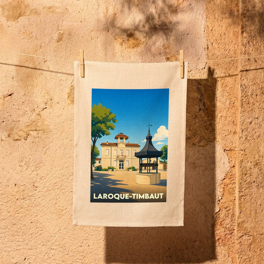 Torchon souvenir de la ville de Laroque-Timbaut avec une illustration stylisée de sa place centrale.