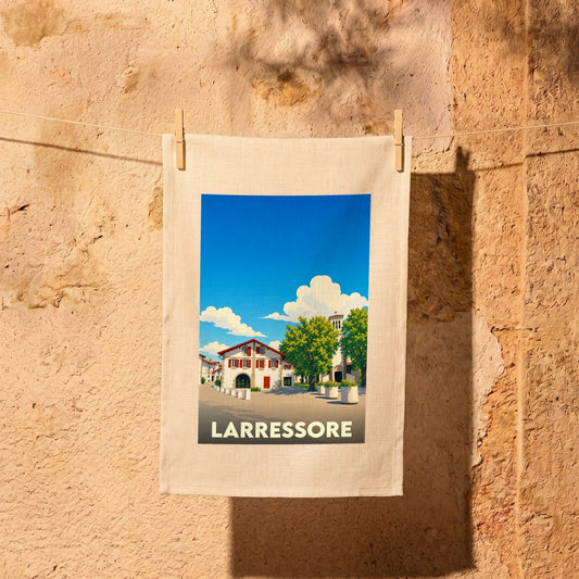 Torchon souvenir de la ville de Larressore illustré d'une scène de village stylisée et ensoleillée.