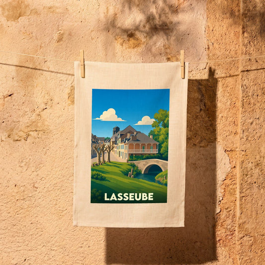 Torchon souvenir de la ville de Lasseube avec une illustration stylisée d'un paysage urbain pittoresque.