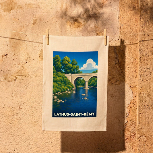Torchon souvenir de la ville de Lathus-Saint-Rémy avec une illustration stylisée d'un pont en pierre sur une rivière.