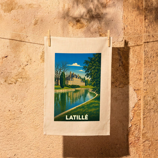 Torchon souvenir de la ville de Latillé avec une illustration stylisée d'un château au bord de l'eau.