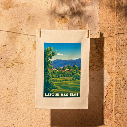 Torchon souvenir de la ville de Latour-Bas-Elne avec une illustration stylisée de son paysage.