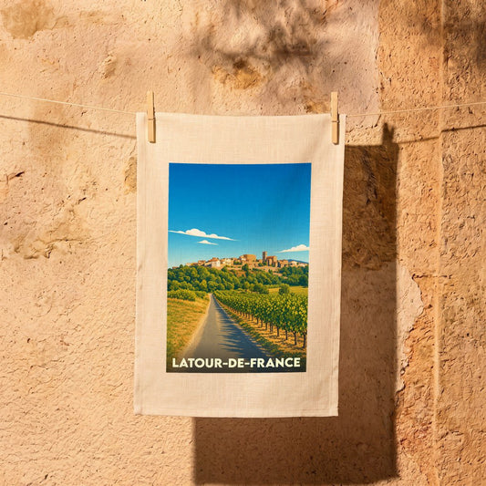 Torchon de cuisine souvenir de la ville de Latour-de-France avec une illustration stylisée de vignobles.