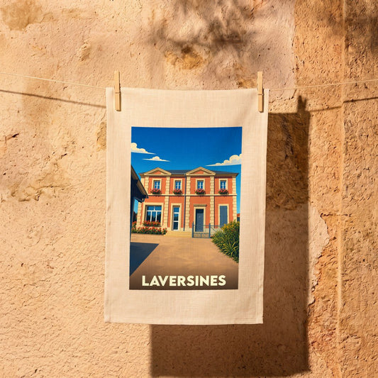Torchon souvenir de la ville de Laversines avec une illustration stylisée d'un bâtiment typique.