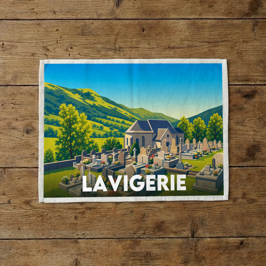 Torchon souvenir de la ville de Lavigerie avec une illustration stylisée de son cimetière et de son paysage montagneux.