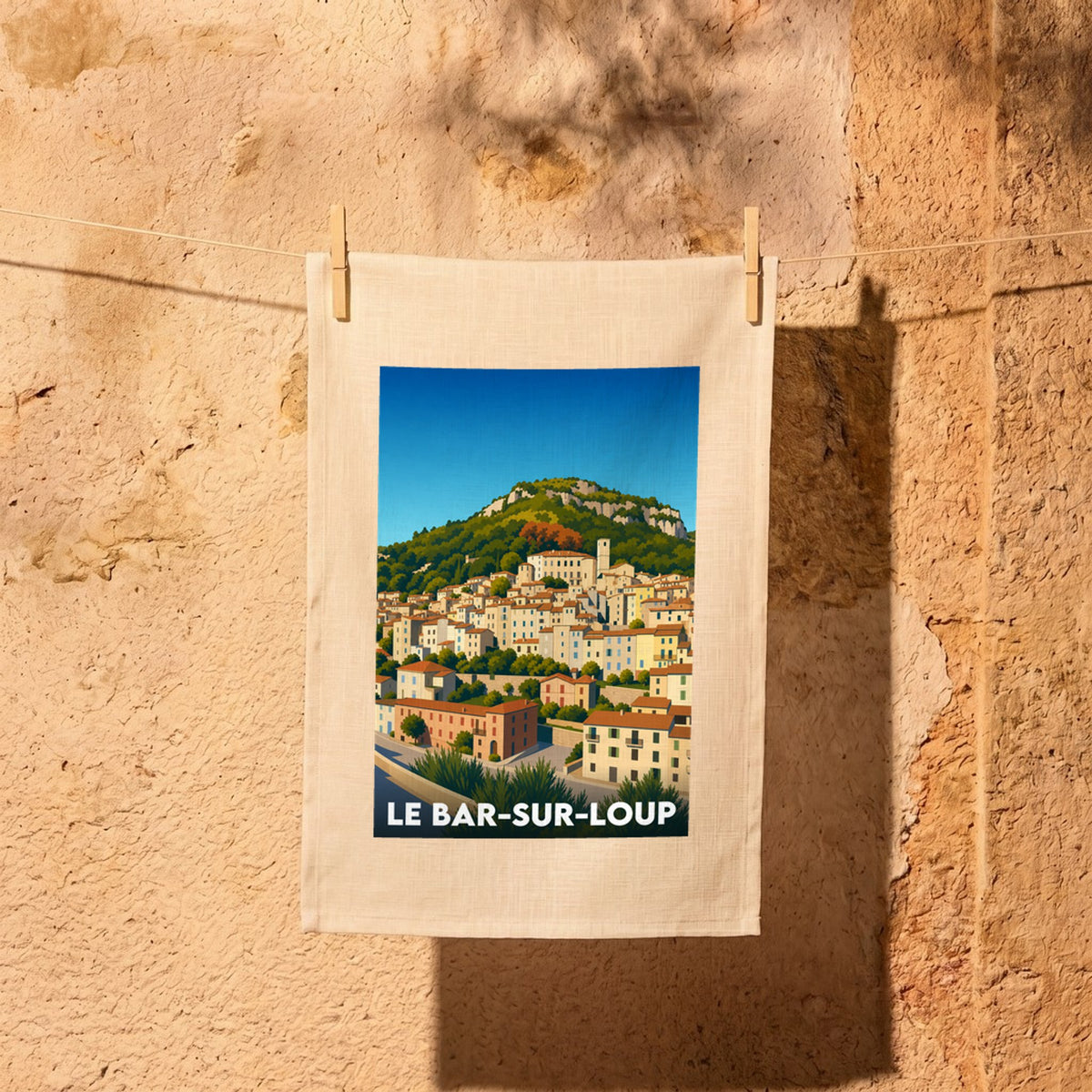 Torchon souvenir de la ville de Le Bar-sur-Loup avec une illustration stylisée du village perché.