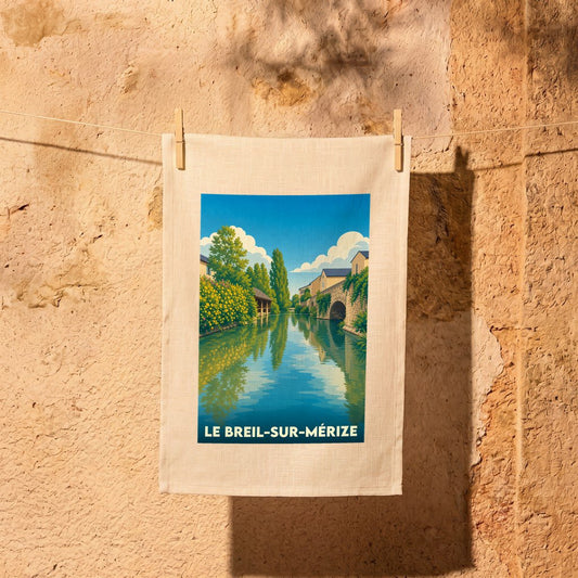 Torchon souvenir de la ville de Le Breil-sur-Mérize avec une illustration stylisée d'un canal.
