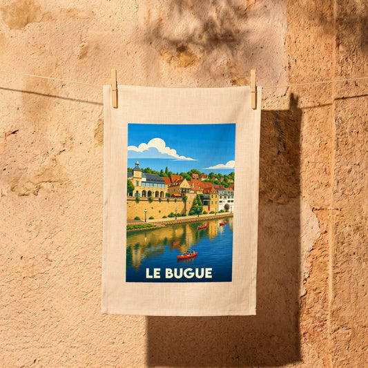 Torchon souvenir de la ville de Le Bugue avec une illustration colorée et stylisée de ses quais.