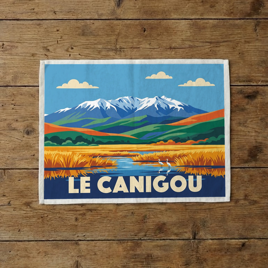 Torchon souvenir de Le Canigou avec une illustration stylisée du massif montagneux.