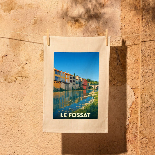 Torchon souvenir de la ville du Fossat avec une illustration stylisée d'un paysage fluvial.