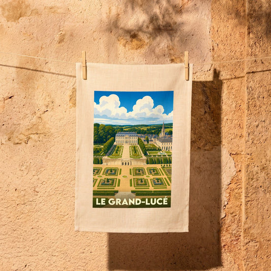 Torchon souvenir de la ville de Le Grand-Lucé avec une illustration stylisée de son château et ses jardins.