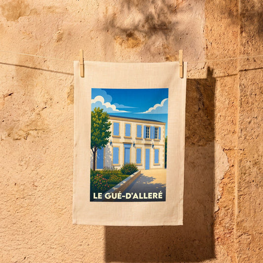 Torchon souvenir de la ville de Le Gué-d'Alleré avec une illustration stylisée d'une maison aux volets bleus.