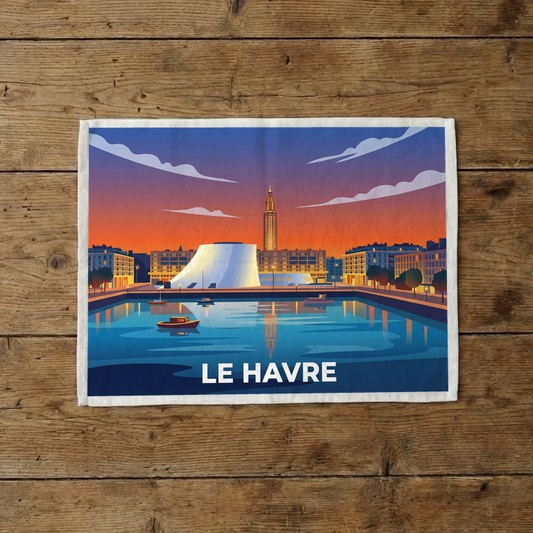 Torchon souvenir de la ville de Le Havre avec une illustration stylisée de son port au coucher du soleil.
