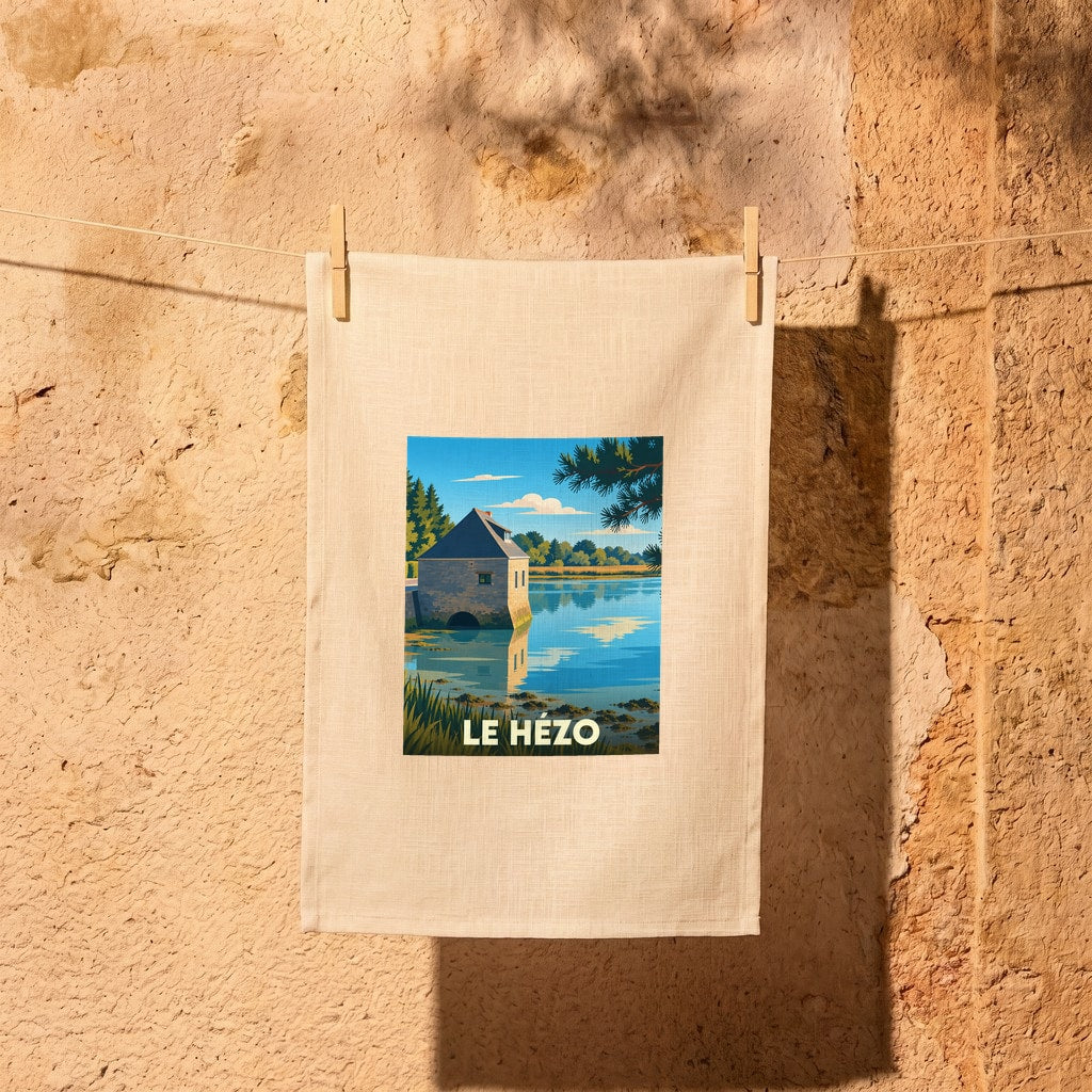 Torchon souvenir de la ville de Le Hézo avec une illustration stylisée d'un moulin à marée au bord de l'eau.
