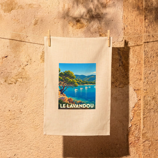 Torchon souvenir de la ville de Le Lavandou orné d'une illustration stylisée de son littoral.