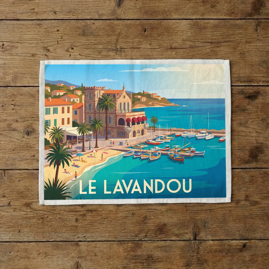 Torchon souvenir de la ville de Le Lavandou avec une illustration stylisée de son bord de mer.