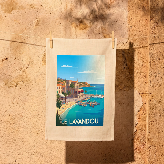 Torchon souvenir de la ville de Le Lavandou avec une illustration stylisée de son bord de mer.