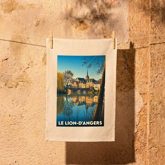 Torchon souvenir de la ville de Le Lion-d'Angers avec une illustration stylisée d'un paysage urbain au bord de l'eau.