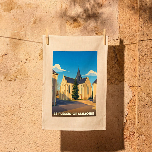 Torchon souvenir de la ville de Le Plessis-Grammoire illustré d'une église stylisée sous un ciel bleu.