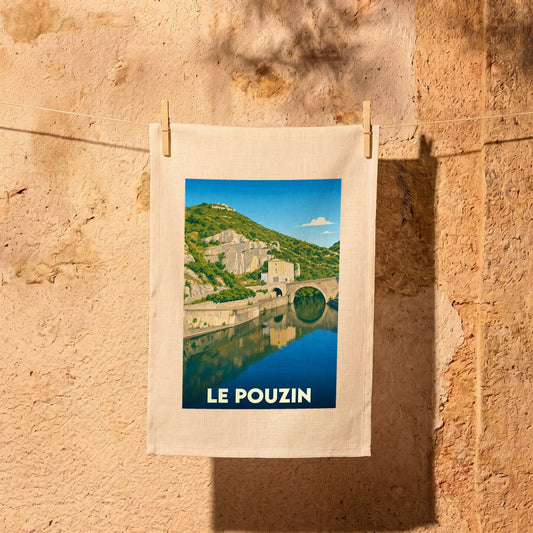 Torchon souvenir de la ville de Le Pouzin avec une illustration stylisée.
