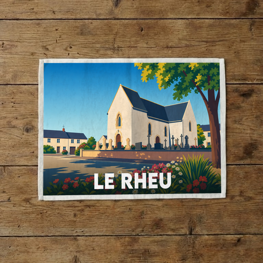 Torchon souvenir de la ville de Le Rheu avec une illustration stylisée d'une église et de son jardin.