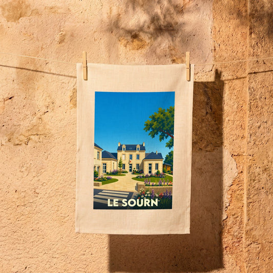 Torchon souvenir de la ville de Le Sourn avec une illustration colorée et stylisée de sa mairie.