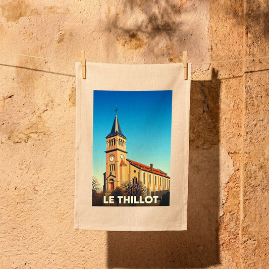 Torchon souvenir de la ville de Le Thillot illustré d'une église de style vintage.