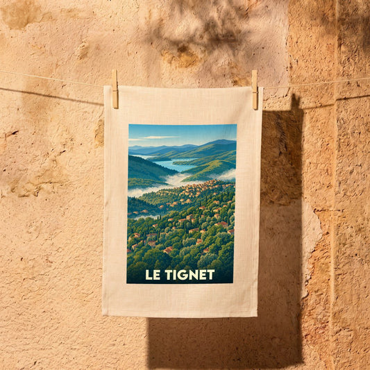 Torchon souvenir de la ville de Le Tignet avec une illustration stylisée de son paysage vallonné.