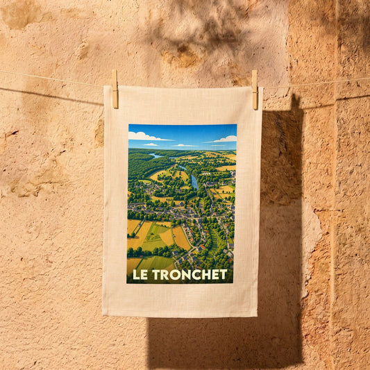 Torchon souvenir de la ville de Le Tronchet avec une illustration stylisée de son paysage champêtre.