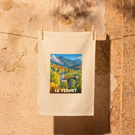 Torchon souvenir de la ville de Le Vernet avec une illustration stylisée de son paysage montagneux en automne.