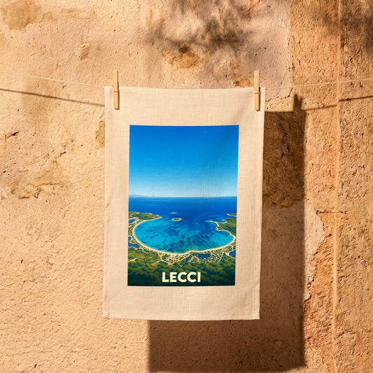 Torchon souvenir de la ville de Lecci avec une illustration stylisée d'une baie côtière.