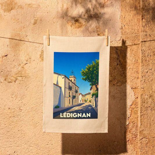 Torchon souvenir de la ville de Lédignan avec une illustration stylisée.
