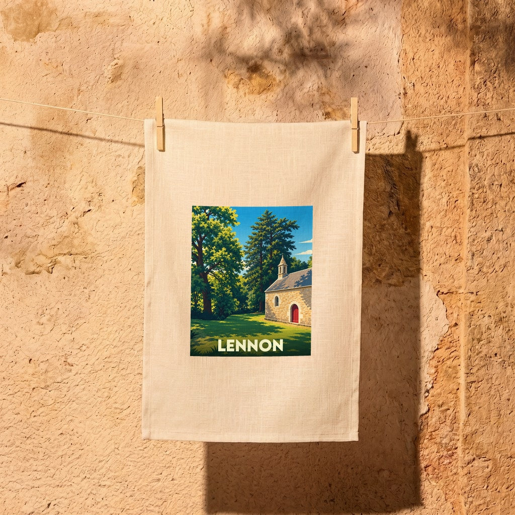 Torchon souvenir de la ville de Lennon orné d'une illustration stylisée d'une chapelle.