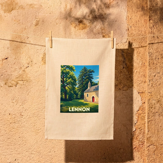 Torchon souvenir de la ville de Lennon orné d'une illustration stylisée d'une chapelle.