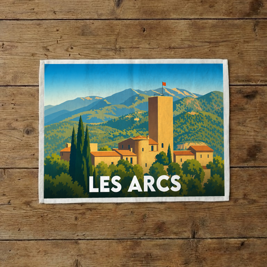 Torchon souvenir de la ville des Arcs avec une illustration stylisée représentant un village provençal et ses montagnes.