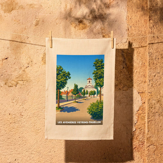 Torchon souvenir de la ville de Les Avenières Veyrins-Thuellin avec une illustration stylisée d'une place arborée et de son église.