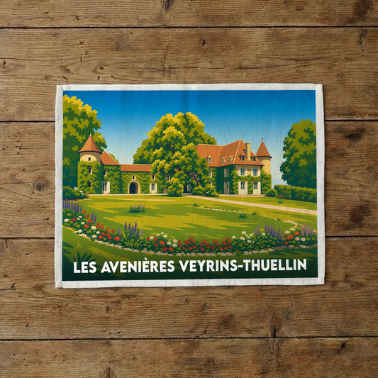Torchon souvenir de la commune de Les Avenières Veyrins-Thuellin avec une illustration stylisée de son paysage et patrimoine.
